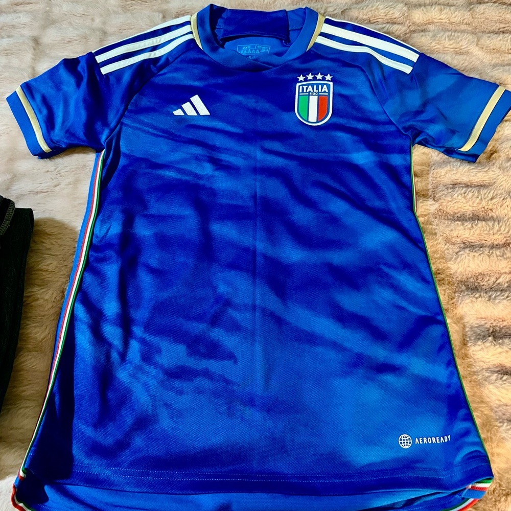 Preowned like new Italia adidas Tshirt women size XXS🇮🇹⚽️😊
